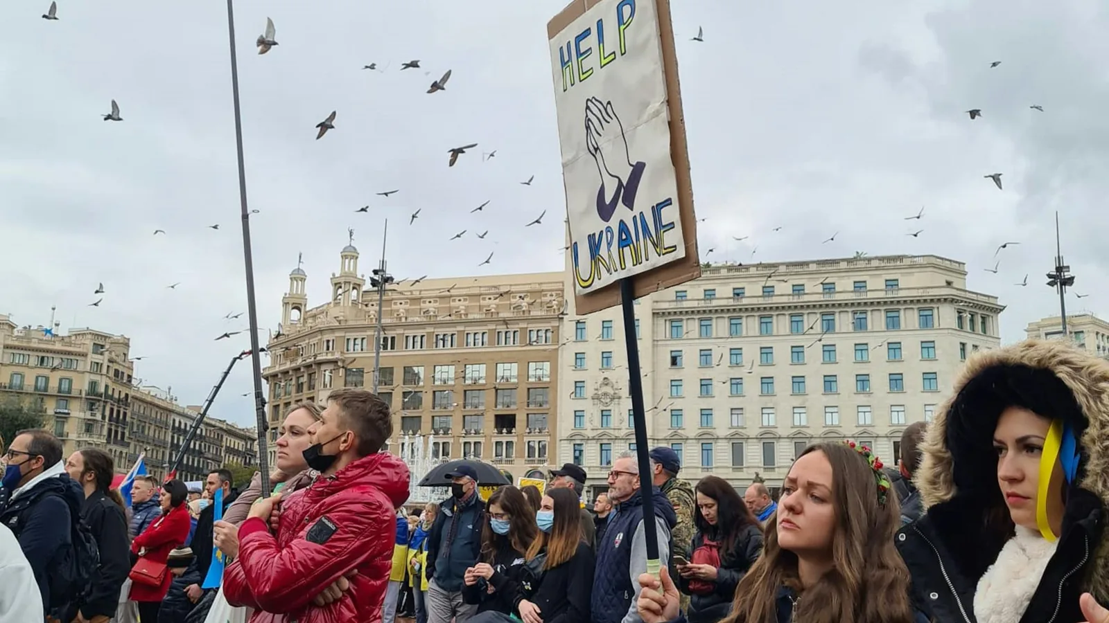 Manifestation à Barcelone avec drapeaux ukrainiens et pancartes pour la paix — dimension européenne mobilisée après l'invasion russe du 24 février 2022.
