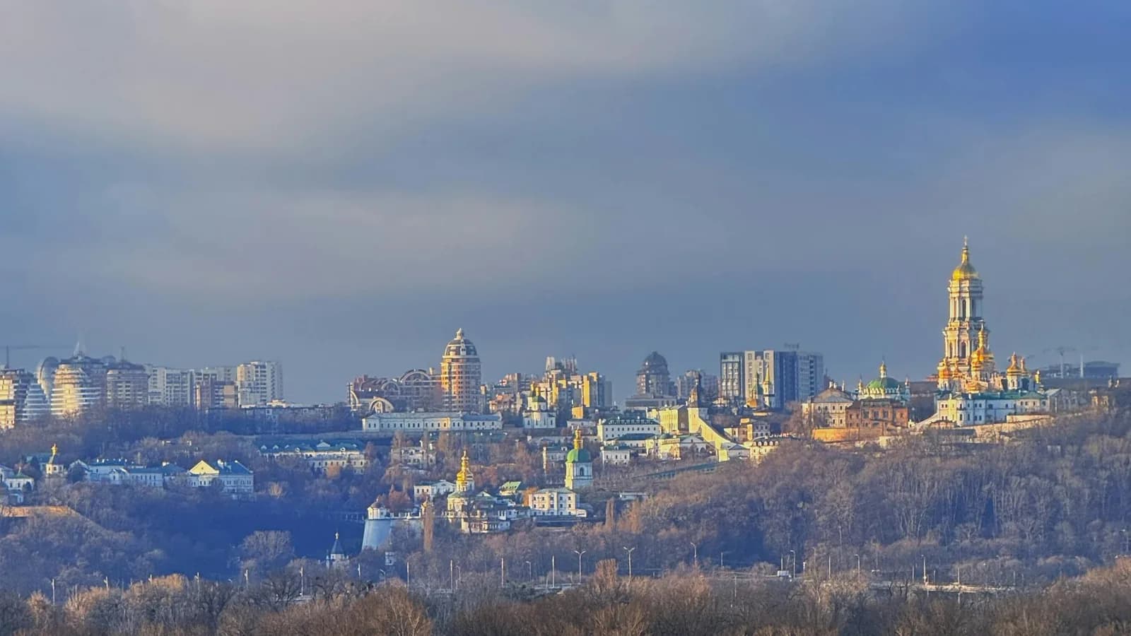 Skyline de Kyiv au crépuscule sous un ciel coloré — point de départ de l'exil ukrainien massif vers l'Europe occidentale depuis 2022.