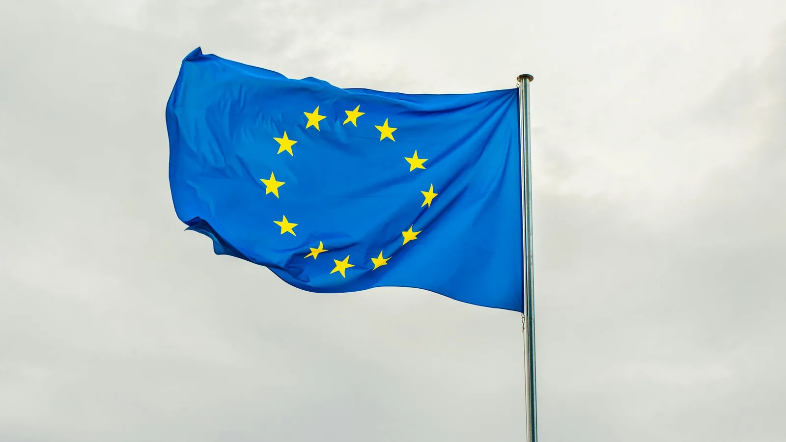 Drapeau de l'Union européenne flottant à Strasbourg — cadre juridique de la protection temporaire activée le 4 mars 2022 pour les ressortissants ukrainiens.