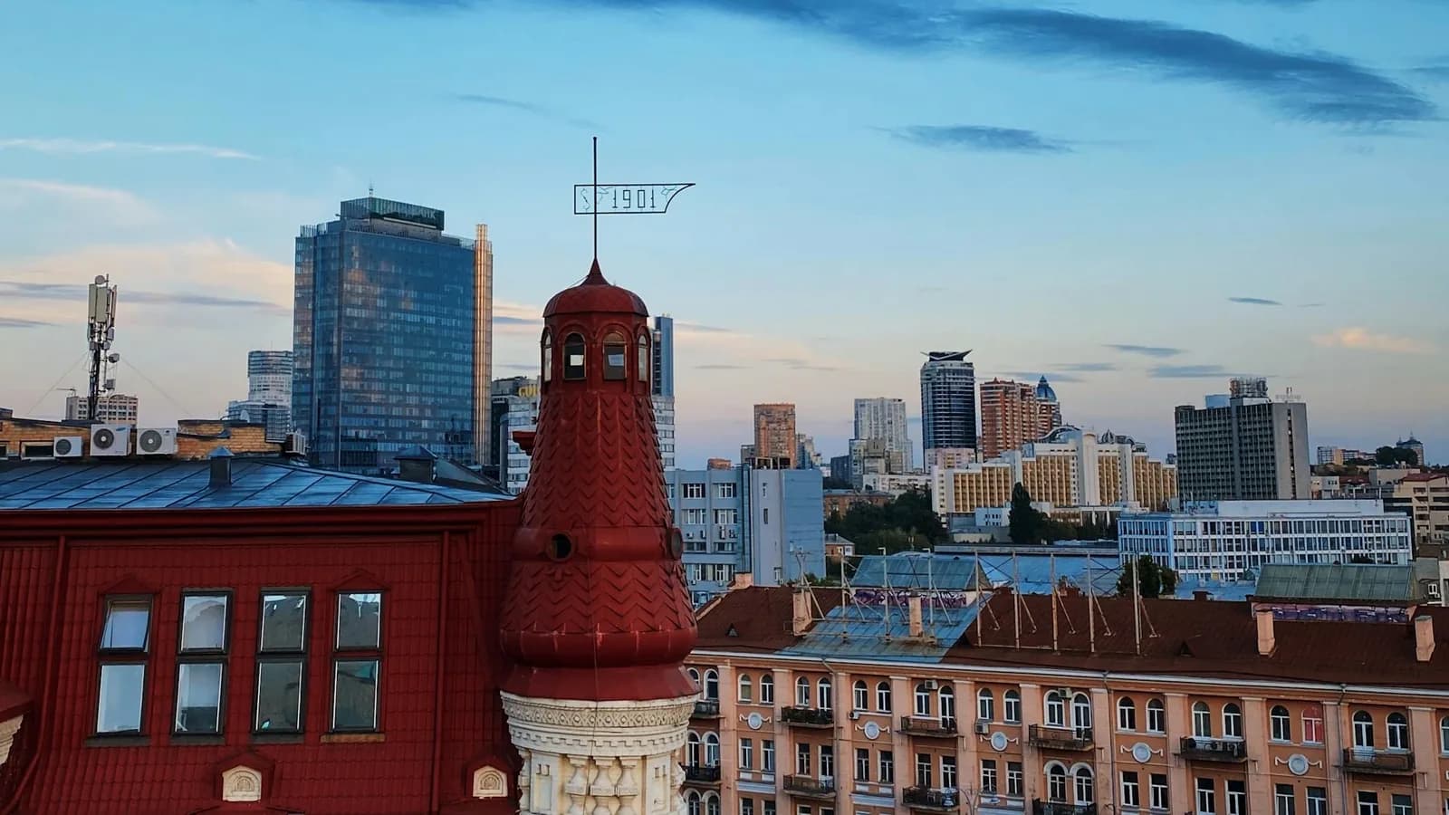 Kyiv au crépuscule, architecture historique et horizon urbain contemporain — trajectoire ukrainienne distincte depuis 2014.