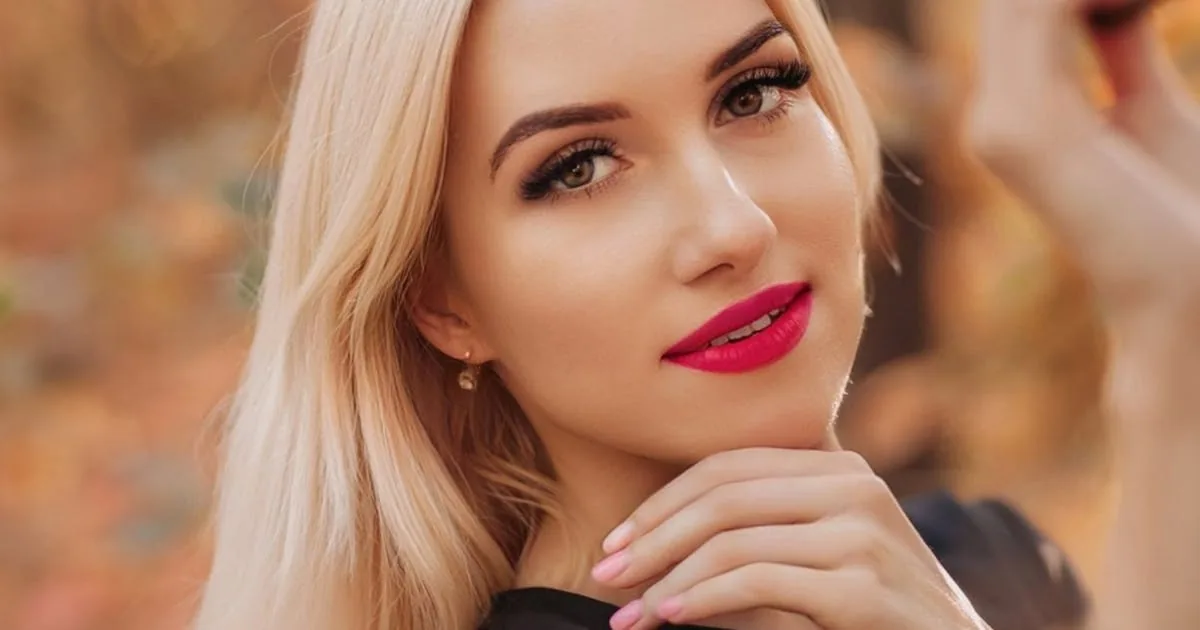 Couverture de magazine sensationnaliste « Femme russe : attention danger » sur fond rouge — figure-archétype du récit médiatique français de la décennie 2014-2024.